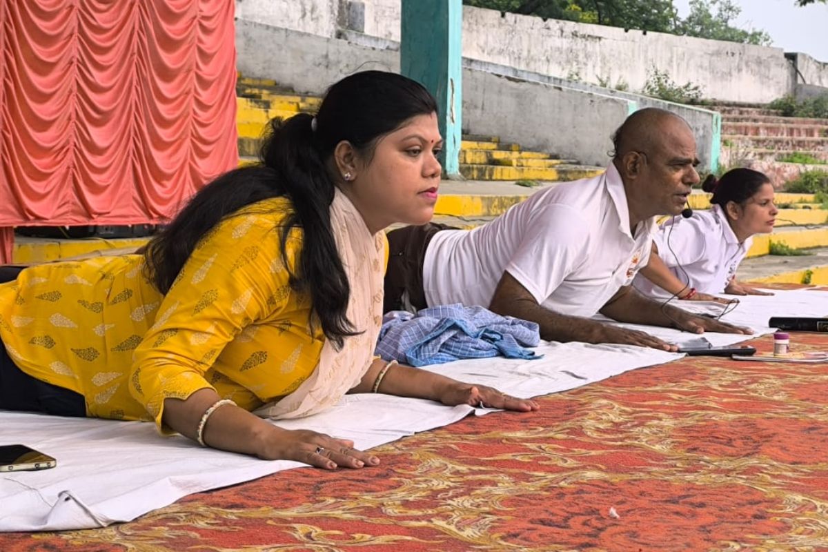 गिरिडीह में अंतरराष्ट्रीय योग दिवस की तैयारी तेज, डीसी-एसपी ने किया योगाभ्यास 2 International Yoga Day 1