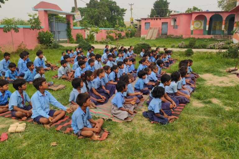 परबत्ता के विद्यालयों में गूंजा योग का संदेश, शिक्षकों और छात्रों ने किया सामूहिक योगाभ्यास