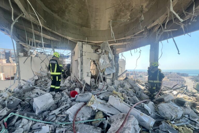 अमेरिकी हमलों के जवाब में ईरान ने बहरीन, कुवैत को बनाया निशाना; वार्ता रोकने की दी धमकी