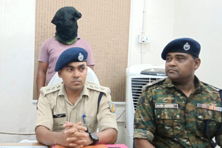 Jamtara News: फतेहपुर लूटकांड का खुलासा, हथियार के साथ कुख्यात अपराधी गिरफ्तार