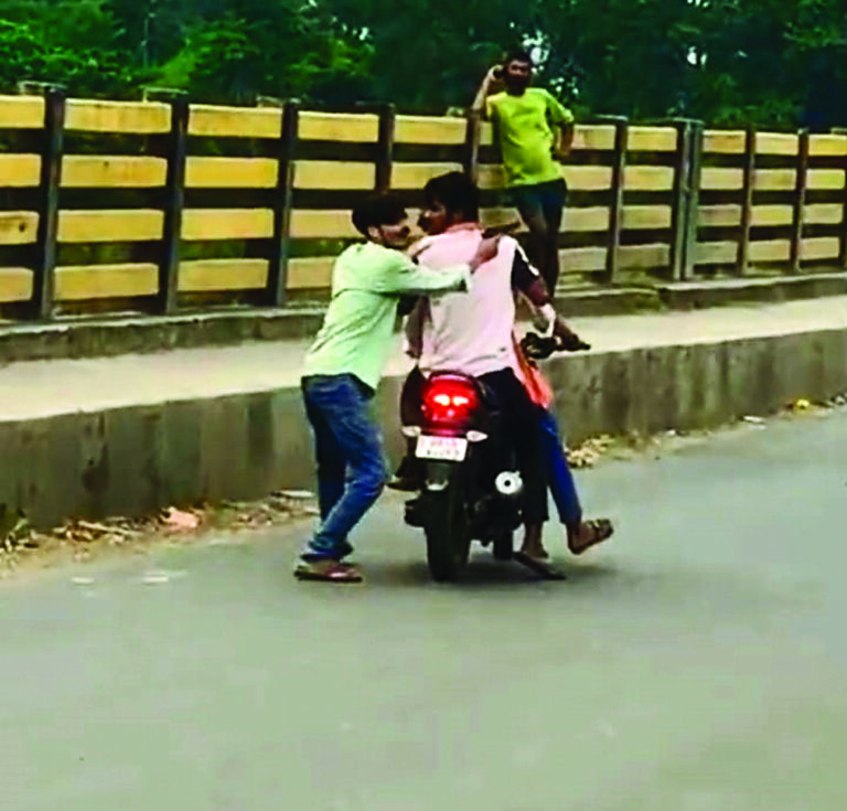 डुमरी पुल पर अंधाधुंध फायरिंग, दो युवक घायल, एक आरोपी हिरासत में