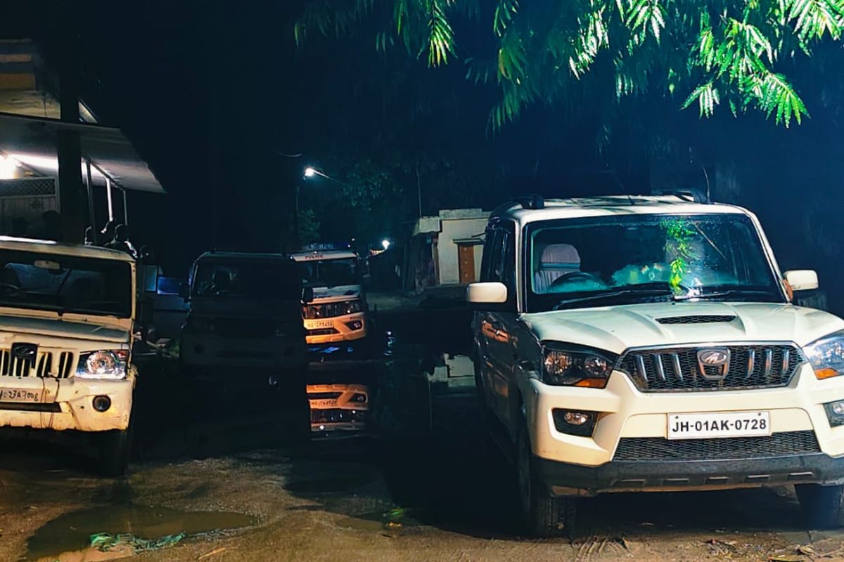 खूंटी के होटल में पुलिस की छापेमारी, 20 पेटी विदेशी शराब बरामद 2 Khunti Police Raid 1