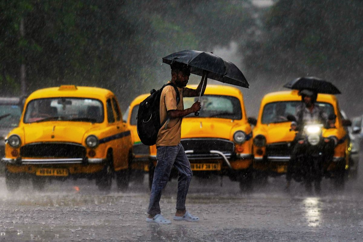 कोलकाता में आंधी-बारिश का कहर, अस्पतालों में घुसा वर्षा का पानी 2 Kolkata Rain West Bengal Weather Update News