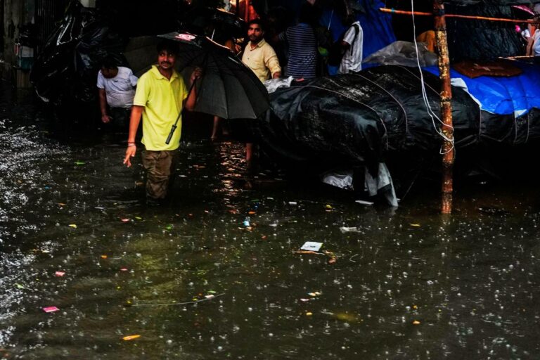 कोलकाता में भारी बारिश, 20 से अधिक विमान लेट, दमदम एयरपोर्ट के टैक्सी-वे और एप्रन पर भरा पानी