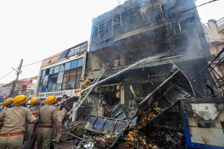 Lucknow Fire : जिस बिल्डिंग में गई 15 जानें, उसे 2016 में अवैध निर्माण के लिए मिला था नोटिस