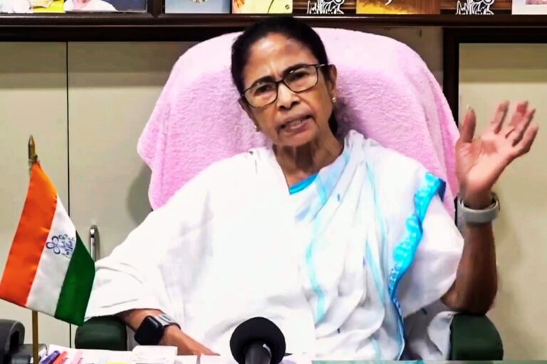 मैं भी बड़ी खिलाड़ी हूं, समय आने पर दूंगी जवाब, चौतरफा संकट के बीच फेसबुक लाइव पर गरजीं ममता बनर्जी
