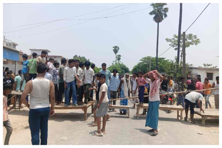 मोतिहारी: कोचिंग से लौट रही दो सगी बहनों को स्कॉर्पियो ने रौंदा, ड्राइवर को ग्रामीणों ने बनाया बंधक
