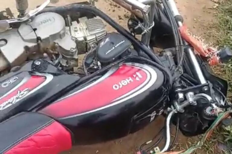 मुंगेर में डीजल लेने जा रहे युवकों को ट्रैक्टर ने मारी टक्कर, सड़क पर मची अफरातफरी
