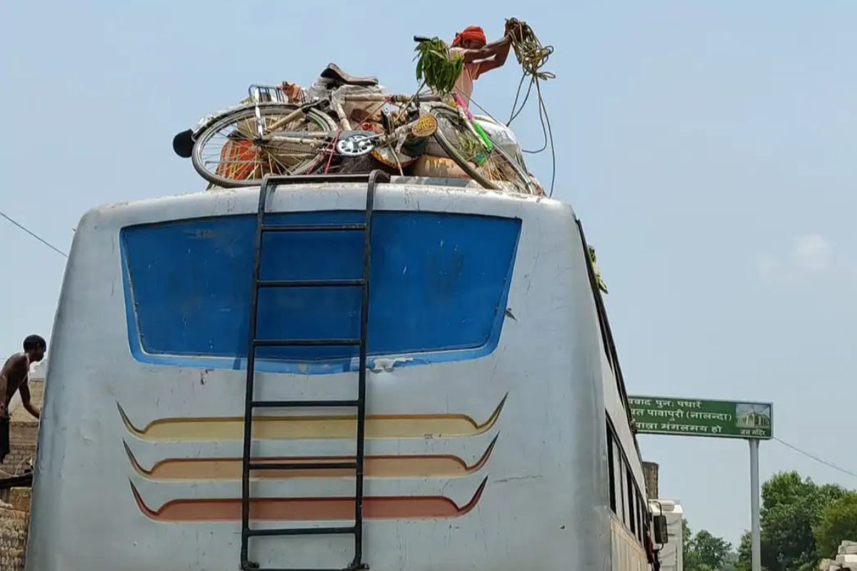 नालंदा : माता-पिता के घर आने की राह देख रहे थे सात बच्चे, बस में करंट फैलने से दोनों की मौत 1 Nalanda Pawapuri Bus Accident