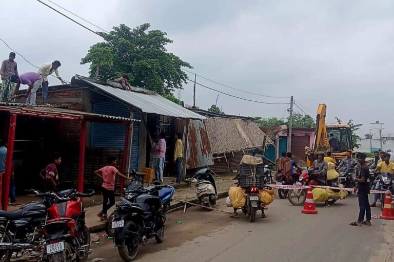 सुप्रीम कोर्ट के आदेश के बाद कार्रवाई तेज, पौआखाली में खुद दुकानें हटाने लगे कारोबारी