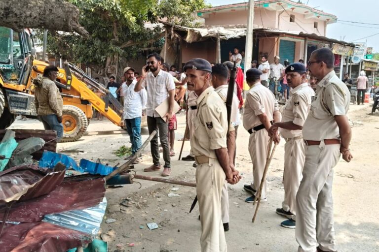 नोटिस व चेतावनी के बाद प्रशासन का एक्शन,  जगरनाथा बाजार में बुलडोजर चलाकर हटाया अतिक्रमण