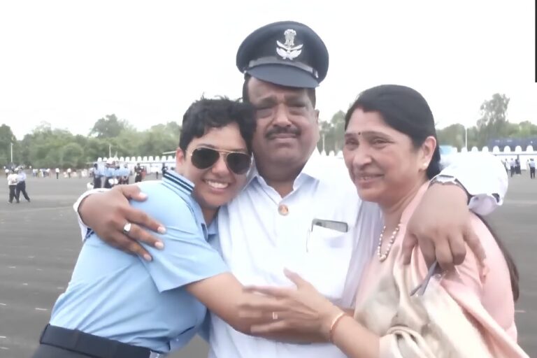 बेटी हो तो ऐसी… निधि ने पहनी एयरफोर्स की वर्दी, पिता की आंखों से छलके खुशी के आंसू; सुनाई सफलता की कहानी