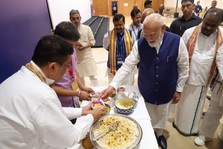 4399 दिन प्रधानमंत्री रहकर PM मोदी ने तोड़ा नेहरू का रिकॉर्ड, NDA नेताओं के साथ खाई झालमुड़ी