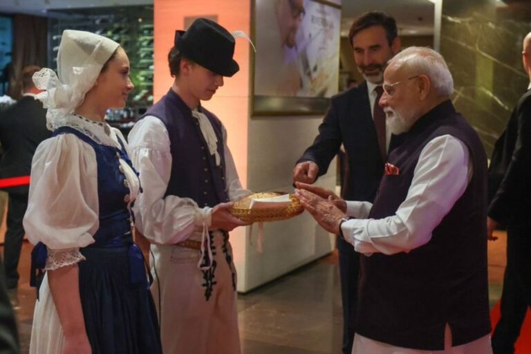 पहली बार स्लोवाकिया पहुंचे भारतीय प्रधानमंत्री, ‘नून-रोटी’ से हुआ स्वागत; पीएम मोदी ने बताई परंपरा की खासियत