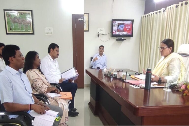 एसआईआर पलामू में समीक्षात्मक बैठक, प्रमंडलीय आयुक्त कुमुद सहाय ने अधिकारियों को दिए आवश्यक निर्देश