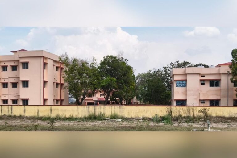 पलामू: करोड़ों की लागत से बना आवास परिसर बेकार, अधिकारी मुख्यालय छोड़ शहर से कर रहे आवागमन 
