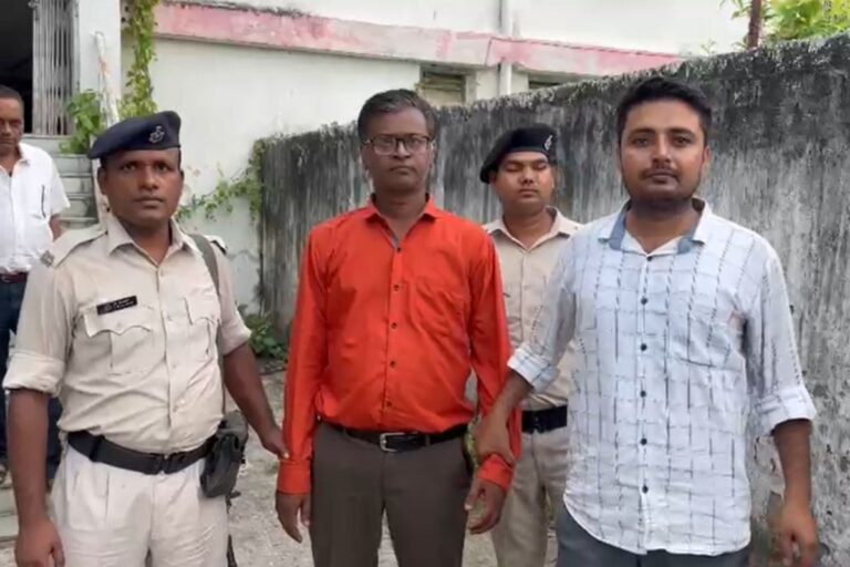 पटना में 50000 घूस लेते हेडमास्टर गिरफ्तार, प्रति छात्र 400 रुपये कमीशन का चल रहा था खेल