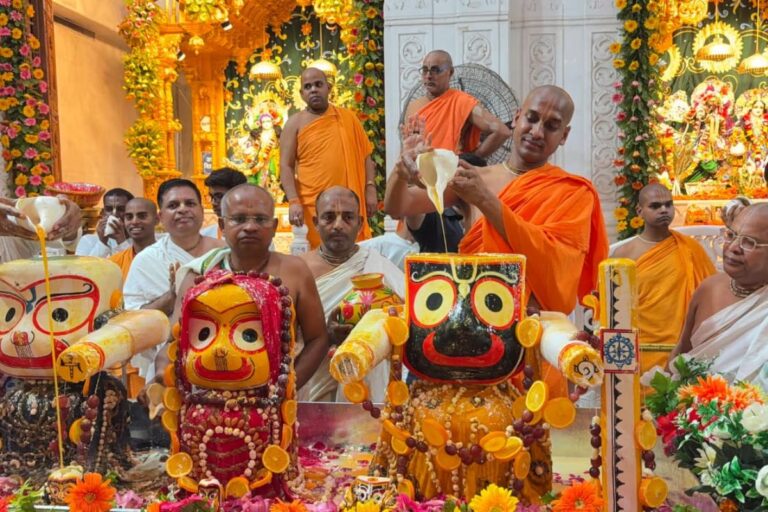 भक्ति में सराबोर हुआ पटना का इस्कॉन मंदिर, सहस्र जल महाभिषेक के बाद गजावेश में दिए प्रभु श्री जगन्नाथ ने दिव्य दर्शन