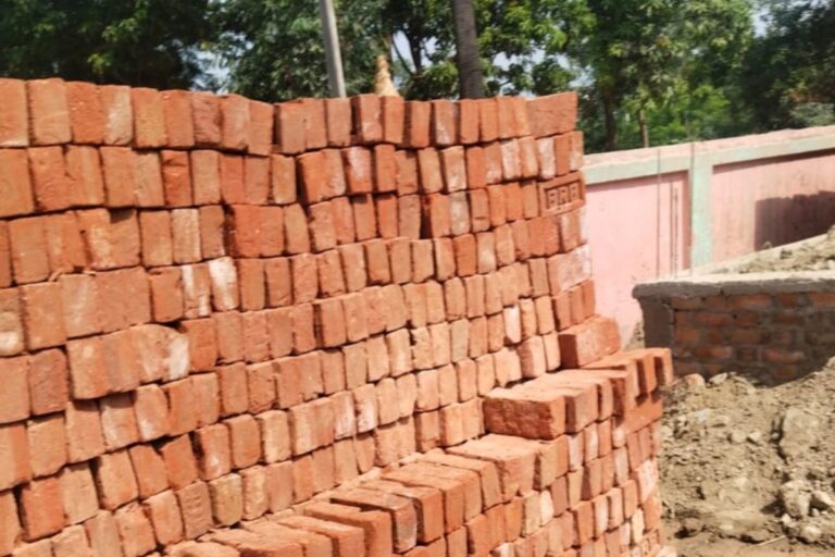सारण के परसा में भारी बवाल, स्कूल भवन निर्माण में घटिया ईंट लगाने का आरोप, जांच की मांग
