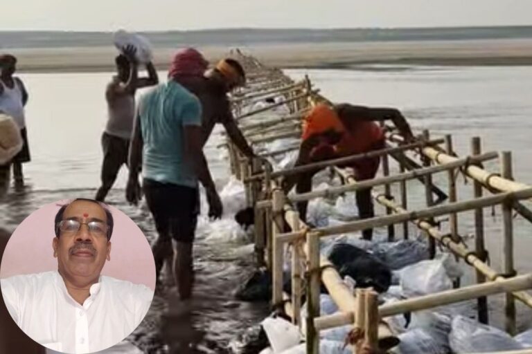 यूपी के बलिया में सिस्टम फेल! खुद इंजीनियर बने नौरंगा के ग्रामीण, चंदा जुटाकर गंगा कटान से बचाने के लिए ठोकर बना रहे लोग