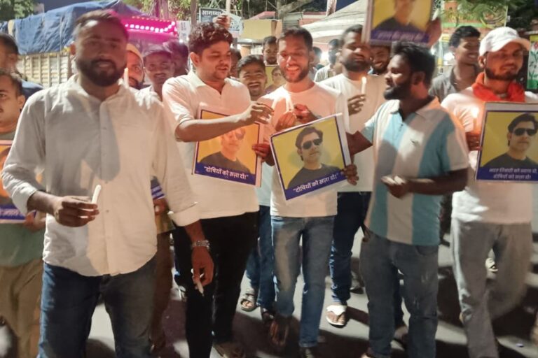 मढ़ौरा में भरत भूषण तिवारी एनकाउंटर के विरोध में कैंडल मार्च, निष्पक्ष जांच की मांग