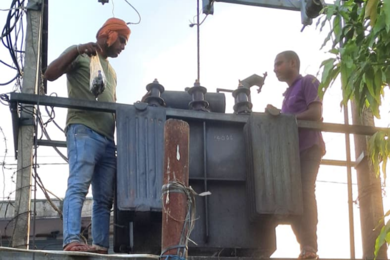 तरैया में एक सप्ताह में दूसरी बार जला ट्रांसफार्मर, व्यवसायियों का फूटा गुस्सा, बिजली विभाग पर लगाया गंभीर आरोप