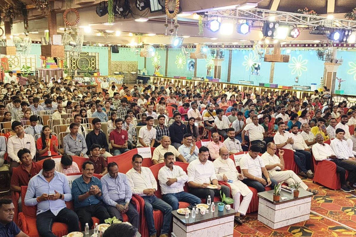 Koderma News: मेहनत का मिला ईनाम, प्रभात खबर प्रतिभा सम्मान में खिल उठे 350 मेधावियों के चेहरे 3 Prabhat Khabar Pratibha Samman 10