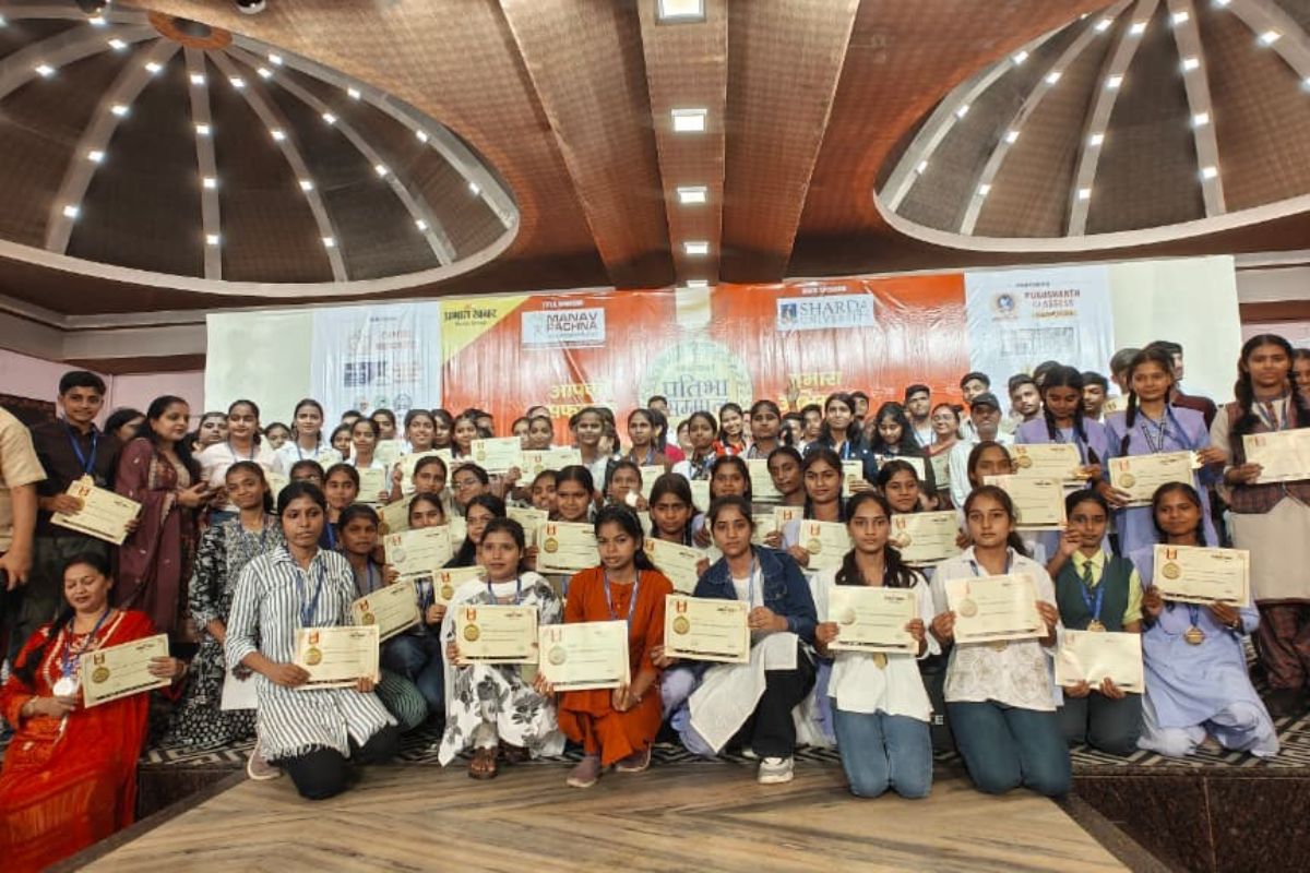 Koderma News: मेहनत का मिला ईनाम, प्रभात खबर प्रतिभा सम्मान में खिल उठे 350 मेधावियों के चेहरे 1 Prabhat Khabar Pratibha Samman 11