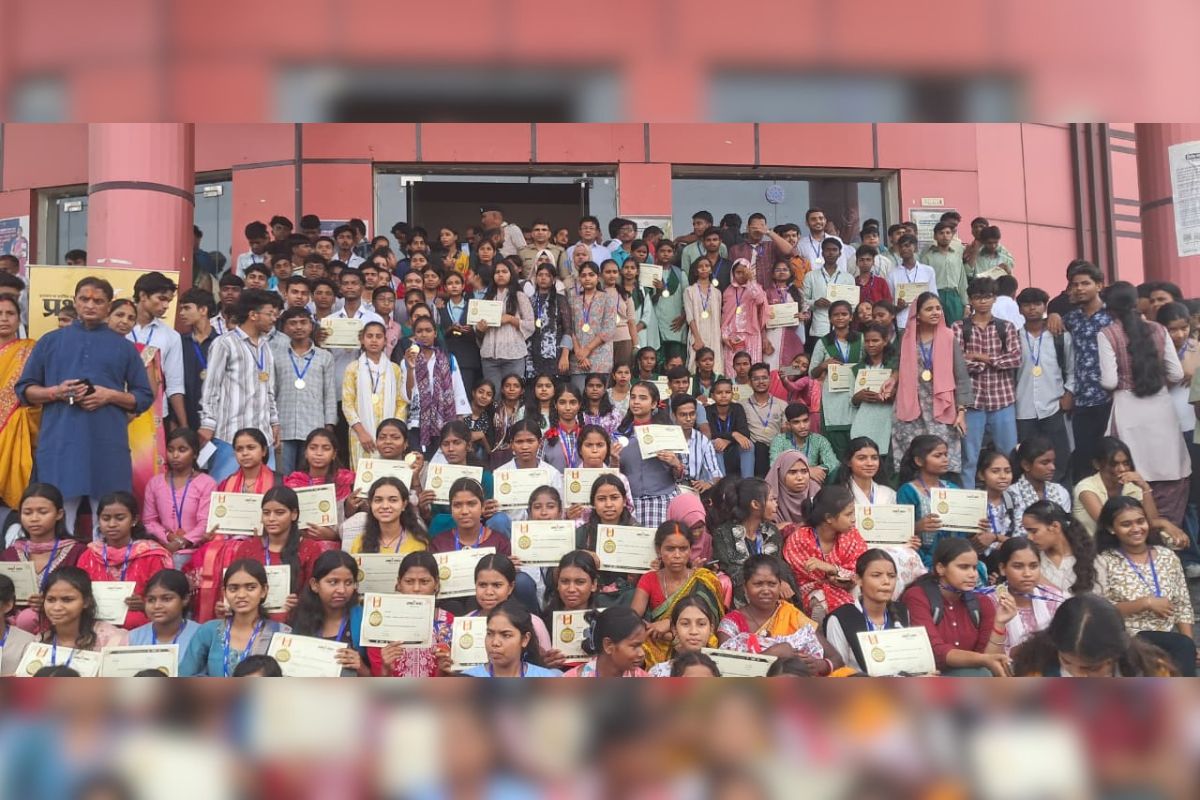 Ramgarh: प्रभात खबर प्रतिभा सम्मान समारोह 2026 में मेधावी छात्र-छात्राएं हुए सम्मानित 5 Prabhat Khabar Pratibha Samman 7