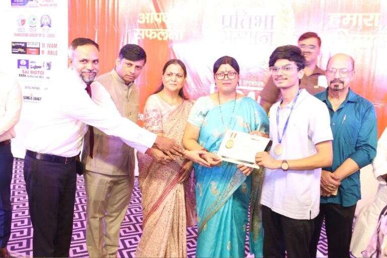 Koderma News: मेहनत का मिला ईनाम, प्रभात खबर प्रतिभा सम्मान में खिल उठे 350 मेधावियों के चेहरे