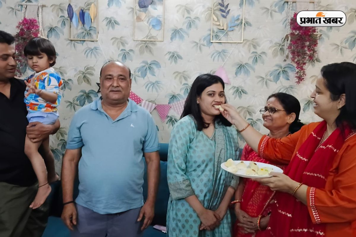 सपना झा अपने परिवार के साथ खुशियां मनाते हुए 