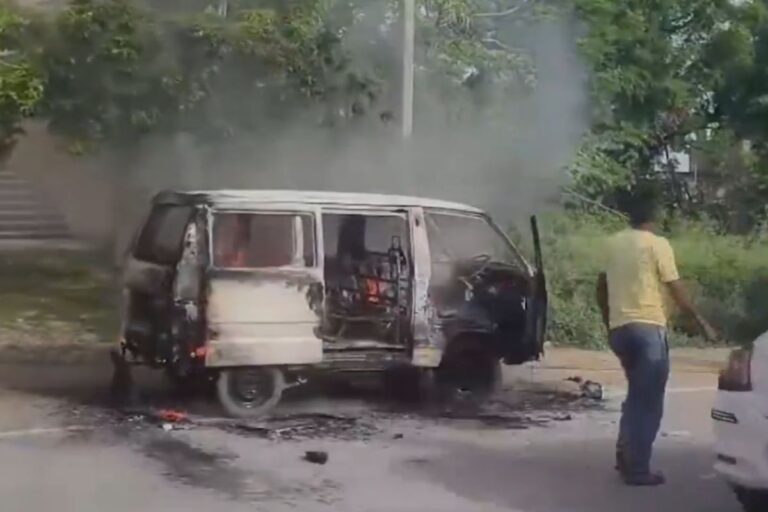 Video: स्कूल जा रहे थे बच्चे, तभी वैन में लग गई आग, गाड़ी पूरी तरह जलकर खाक