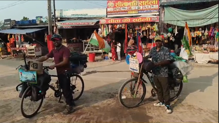 सीतामढ़ी: राम भक्ति में निकले दो दोस्त,  हजारों किमी की साइकिल यात्रा से दे रहे सनातन का संदेश