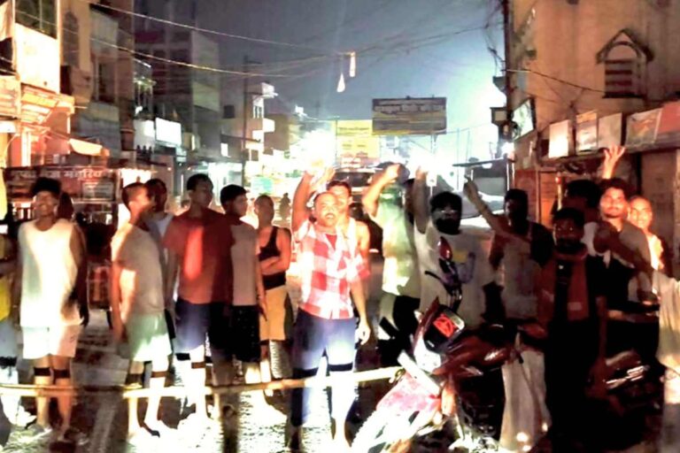 Shivhar Power Protest: भीषण गर्मी में बिजली संकट का कहर, आक्रोशित लोगों ने देर रात मुख्य सड़क किया जाम