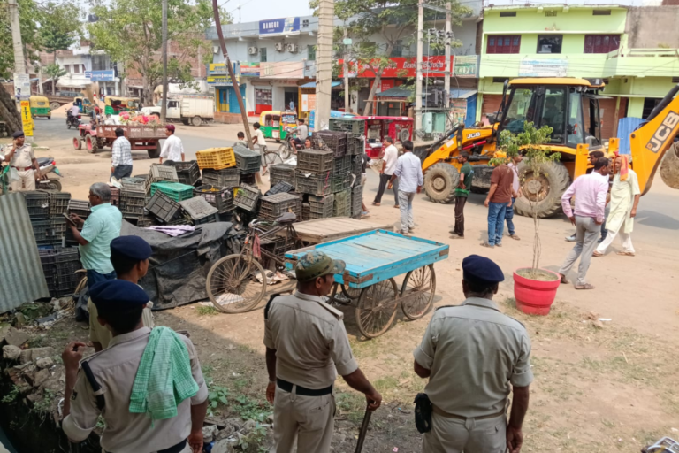 सूफी महोत्सव और डिप्टी सीएम के आगमन से पहले मनेर में चला अतिक्रमण हटाओ अभियान, दुकानदारों में मची अफरा-तफरी