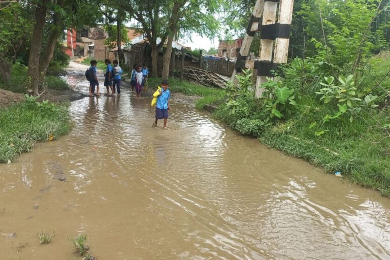 सुपौल में हल्की बारिश में तालाब बनी जोलहनियां की सड़क, शिकायतों के बाद भी नहीं जागा प्रशासन