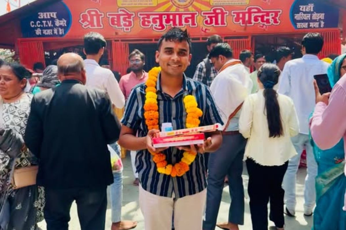 पिता की हत्या, गरीबी से लड़ाई, अनाज बेचकर की पढ़ाई और बने Ips 2 आईपीएस बजरंग प्रसाद यादव (Facebook)