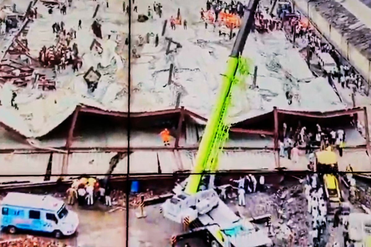 कोलकाता में निर्माणाधीन गोदाम की छत ढहने से 5 मरे, रेस्क्यू में ली गयी सेना की मदद, 3 गिरफ्तार, देखें Photos कोलकाता में निर्माणाधीन गोदाम की छत ढहने से 5 मरे, रेस्क्यू में ली गयी सेना की मदद, 3 गिरफ्तार, देखें Photos