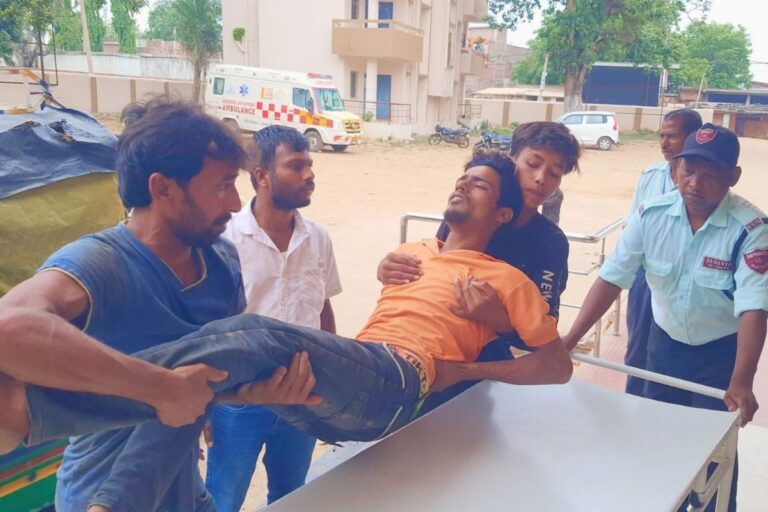 कटोरिया में ढलाई के दौरान टूटी सेंटरिंग, मलबे में दबकर पश्चिम बंगाल के तीन राजमिस्त्री घायल
