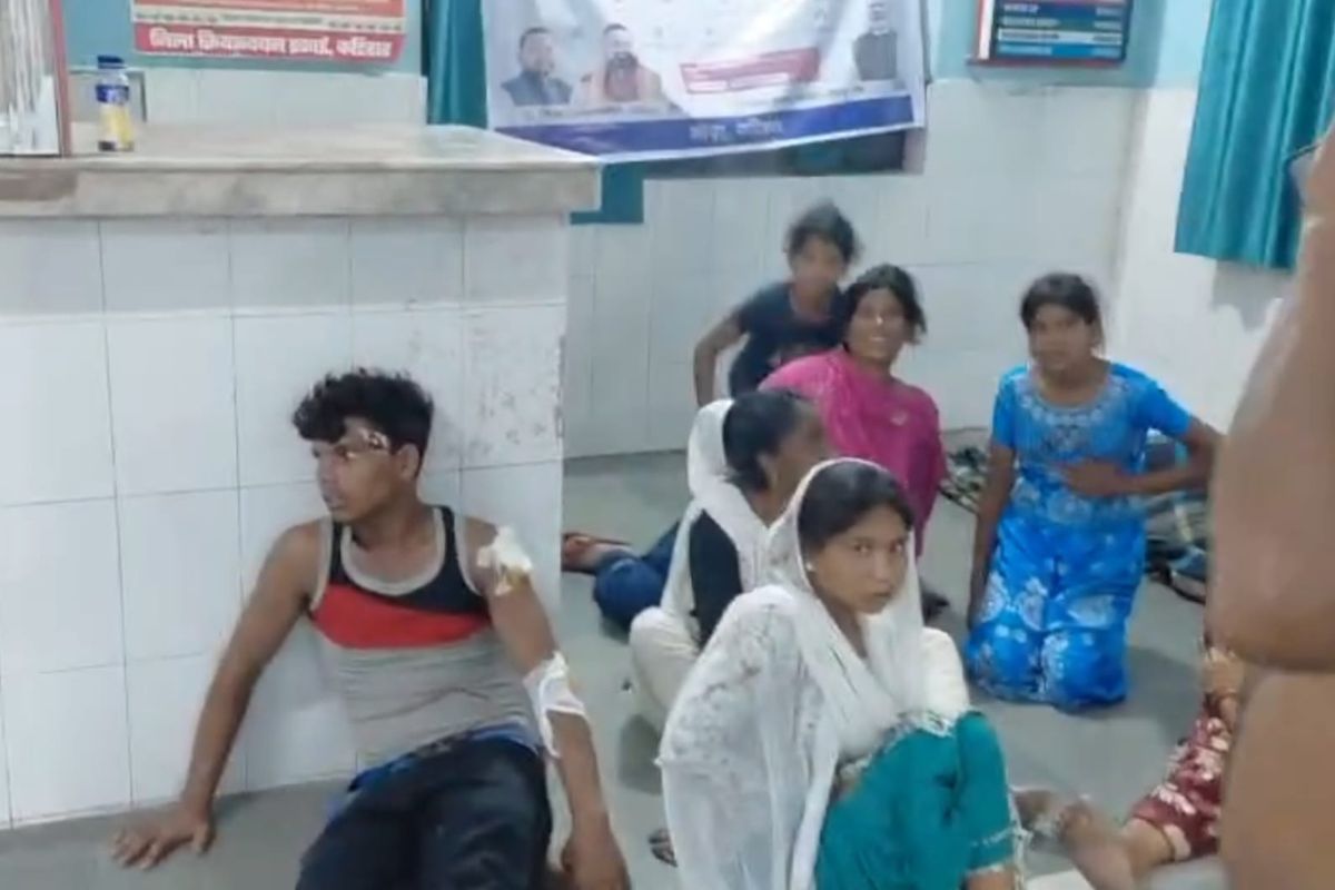 एनएच-31 पर बस और कार की सीधी भिड़ंत के बाद पलटी बस, 35 यात्री घायल