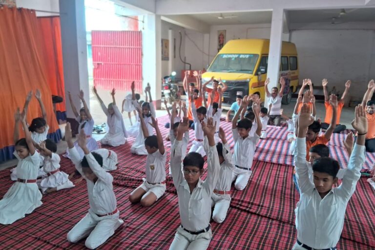 बौंसी के सरस्वती शिशु-विद्या मंदिर में गूंजा ‘योग से निरोग’ का संदेश, सैकड़ों लोगों ने लिया स्वस्थ जीवन का संकल्प