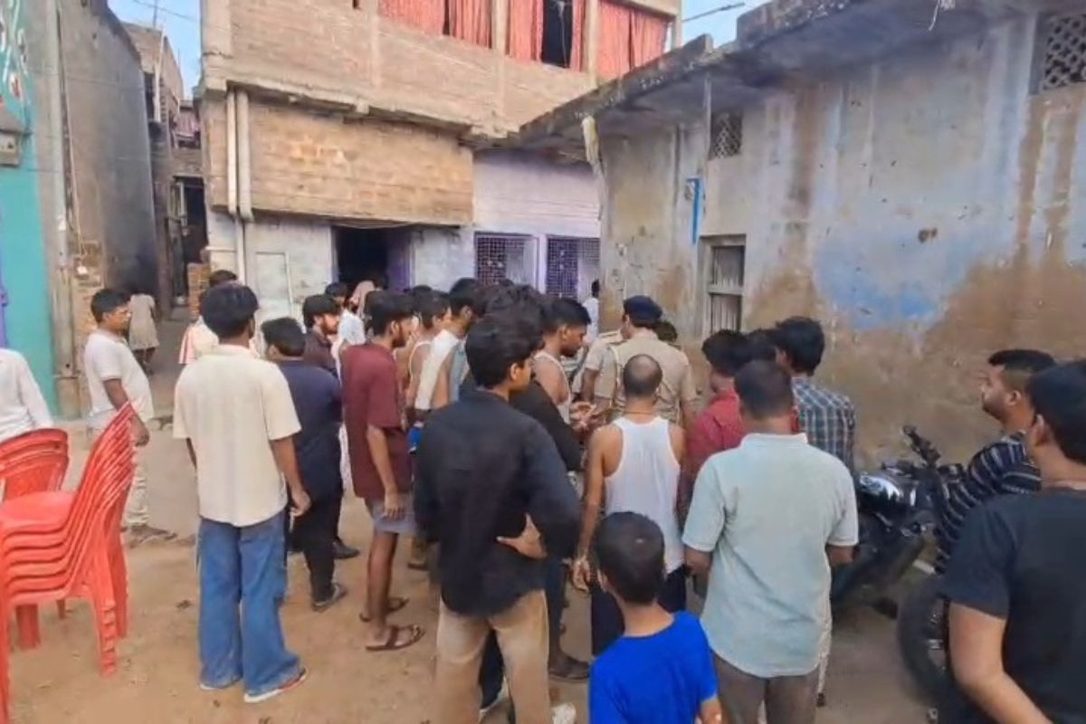 थाना के सामने लहूलुहान मिला कपड़ा व्यवसायी, इलाज के दौरान दम तोड़ा 2 Munger Youth Suspicious Death