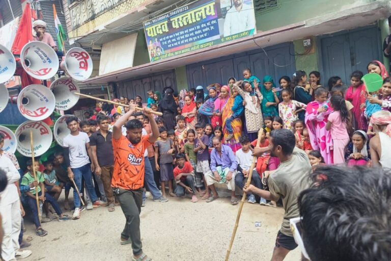 ‘या अली-या हुसैन’ के नारों के बीच निकला जुलूस, हवेली खड़गपुर में युवाओं ने दिखाये हैरतअंगेज करतब