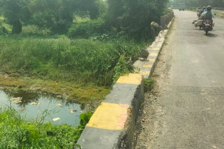 मौत का कुआं बना कजरा नदी पुल, टूटी रेलिंग से नदी में गिर चुके हैं आधा दर्जन ट्रक