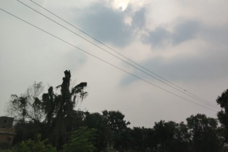 लखीसराय में बादलों की चादर के बीच उमस से राहत नहीं, बारिश और वज्रपात का येलो अलर्ट जारी