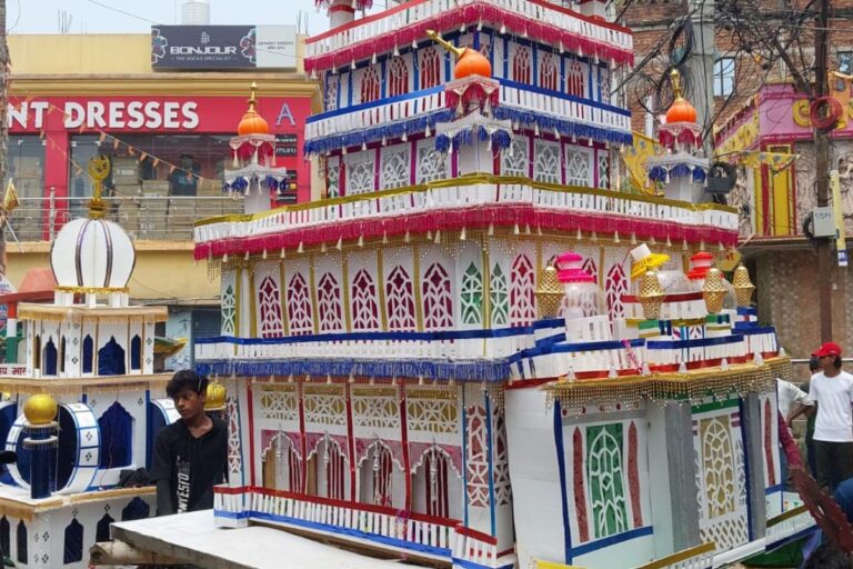 कटिहार में मुहर्रम पर सांप्रदायिक सौहार्द की अनूठी मिसाल: मुस्लिम युवाओं ने मंदिर के आगे बनाई मानव शृंखला