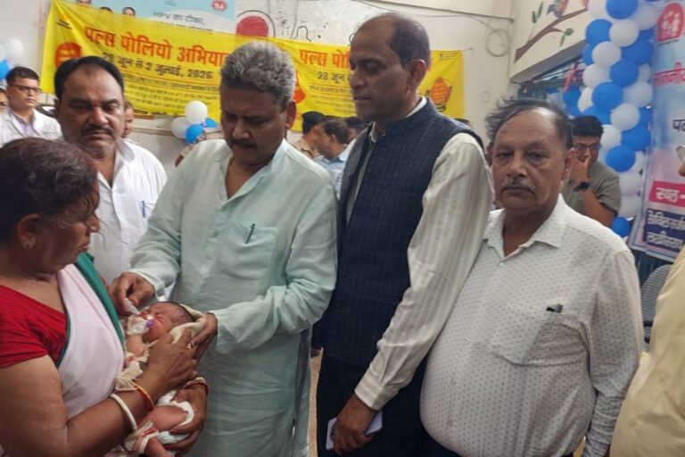 प्रभारी मंत्री सुनील कुमार ने नवजात को पिलायी दो बूंद, लखीसराय में शुरू हुआ पांच दिवसीय पल्स पोलियो अभियान