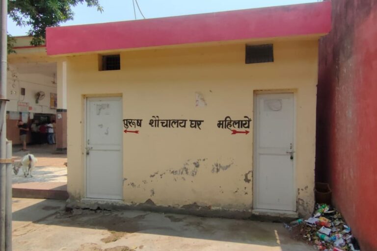 महिला और पुरुष शौचालय पर ताला, देसरी स्टेशन पर यात्रियों को भारी दिक्कत