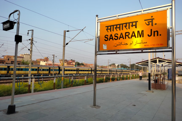 रोहतास में आरा-सासाराम रेलखंड पर चलती ट्रेन से गिरा युवक, मौके पर ही दर्दनाक मौत