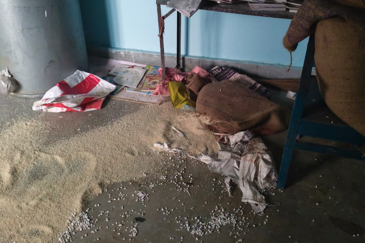 नवादा में हाथियों का तांडव: स्कूल के दरवाजे तोड़ चट कर गए बच्चों का राशन; सोशल मीडिया पर वीडियो आते ही वन विभाग अलर्ट 2 Untitled Design 2026 06 19T183502.118